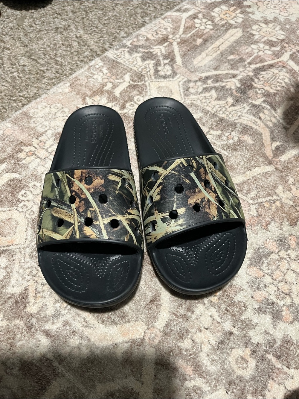 CROCSmens 6 woman 8 Black Slide Sandals with Camo Strap